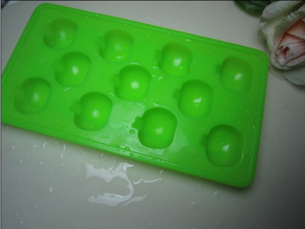 Apple shape silicone ice tray is produced in Hanchuan Industrial.