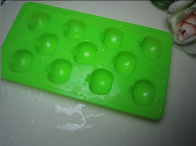 Apple shape silicone ice tray is produced in Hanchuan Industrial. Apple shape silicone ice tray is produced in Hanchuan Industrial.