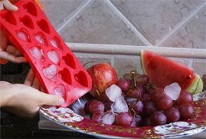 Silicone ice tray international standards: the EU to LFGB food grade standards, USA is FDA food grade standard