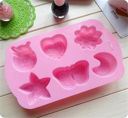 Multi-functional new moon shaped silicone ice cube tray is suitable for cake and ice cream.