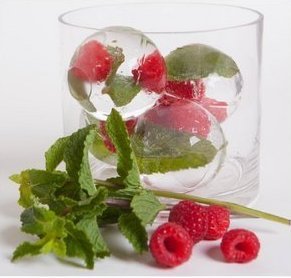 Enjoy 4 slow melting ice balls made by custom silicone ball shaped ice tray