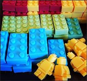 Hanchuan lego ice trays turn these boring old ice into ridiculously awesome ice bricks.