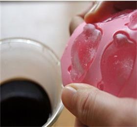 Choosing fashion silicone ice cube tray to demould quickly is very important! Choosing fashion silicone ice cube tray to demould quickly is very important!