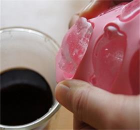 How to make your Gino kapoor ice cubes? A silicone ice cube tray will hely you.