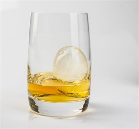 If summer drinks are not iced  enough, add whiskey silicone ice ball diy ice cube will be OK!
