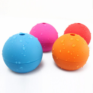 Summer DIY creative ice cubes: creative silicone football ice ball can be your choice.