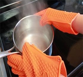 Excellent silicone BBQ oven gloves for outdoor and kitchen use. Excellent silicone BBQ oven gloves for outdoor and kitchen use.