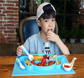 The baby have dinner need parents' guidance with the help of baby silicone placemat plate.
