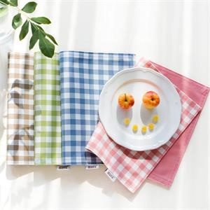 Still use tablecloth? Why not use silicone placemat? Nice and practical! Still use tablecloth? Why not use silicone placemat? Nice and practical!