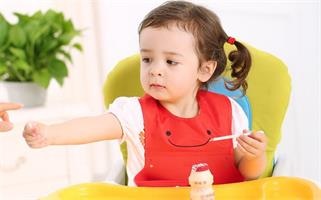 Which is better for infants to eat supplementary food with baby bibs?