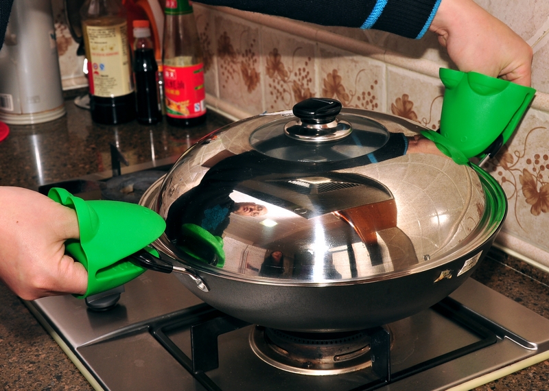 Two Silicone Grabber Hot Cookware Bakeware Oven Mitts Two Silicone Grabber Hot Cookware Bakeware Oven Mitts
