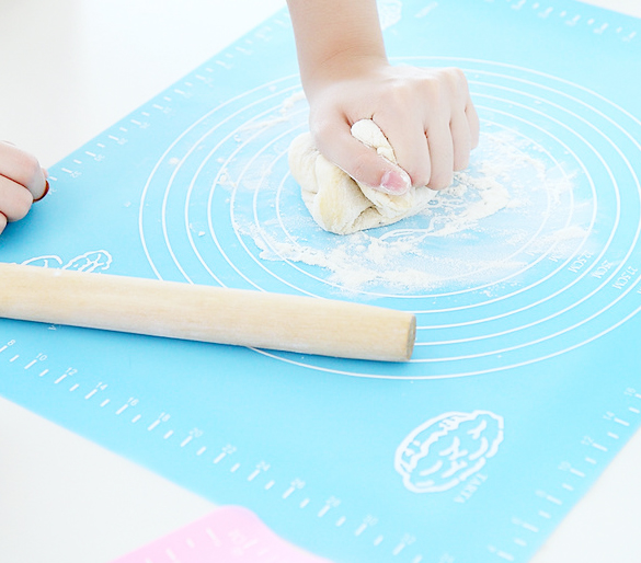 silicone rolling pad mat with a scale