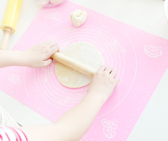 silicone rolling pad mat with a scale